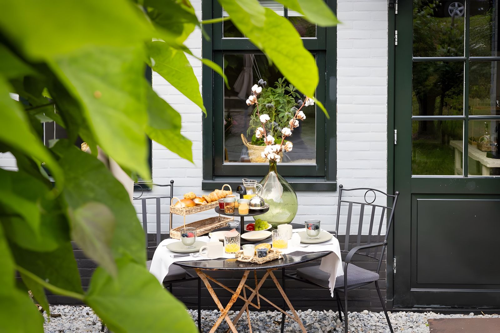 Ontbijt op het terras voor de groene deur van de B&B