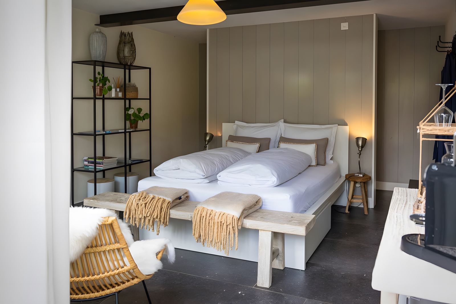 Het tweepersoonsbed met lamp