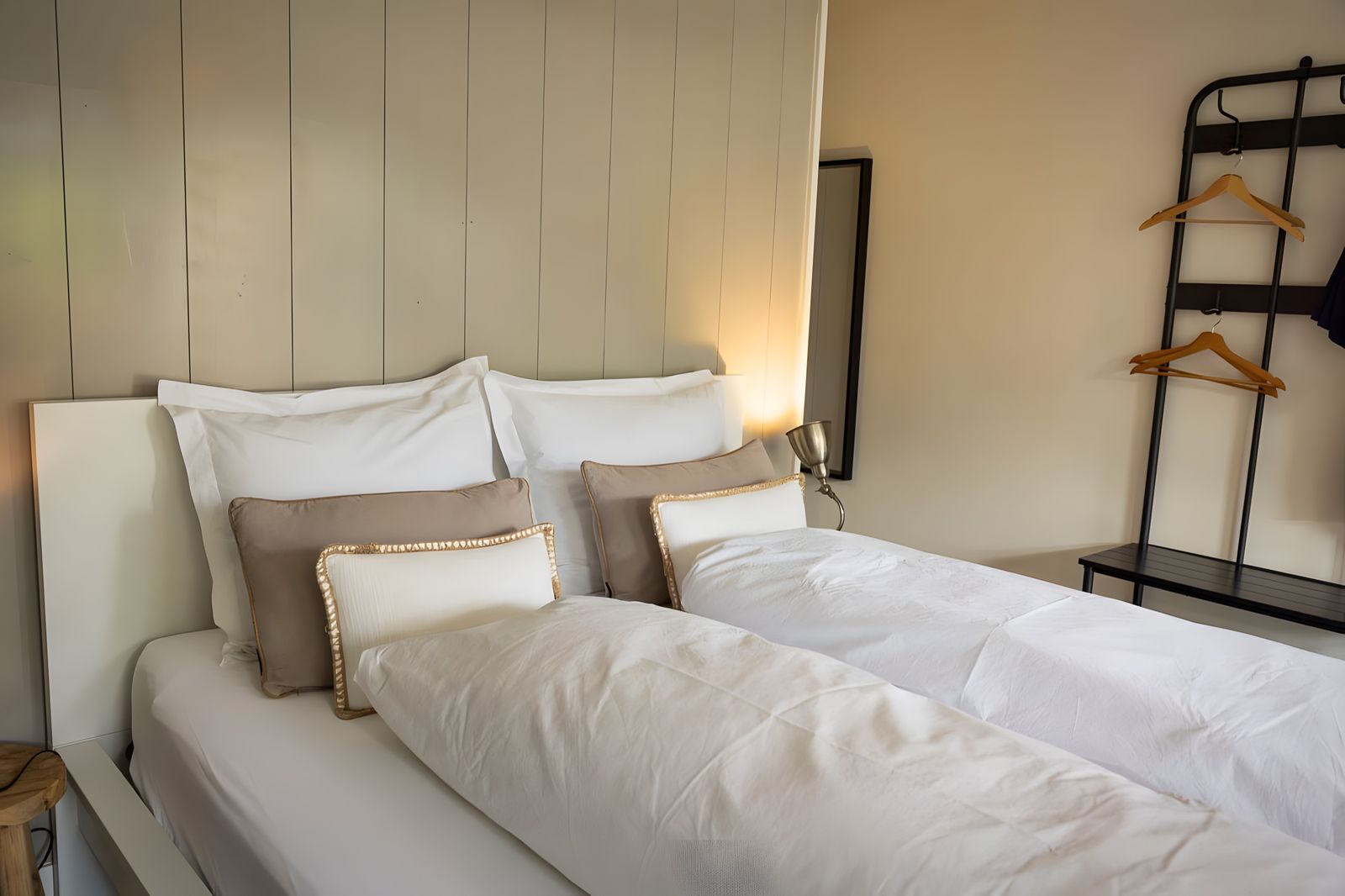 Het bed met kussens