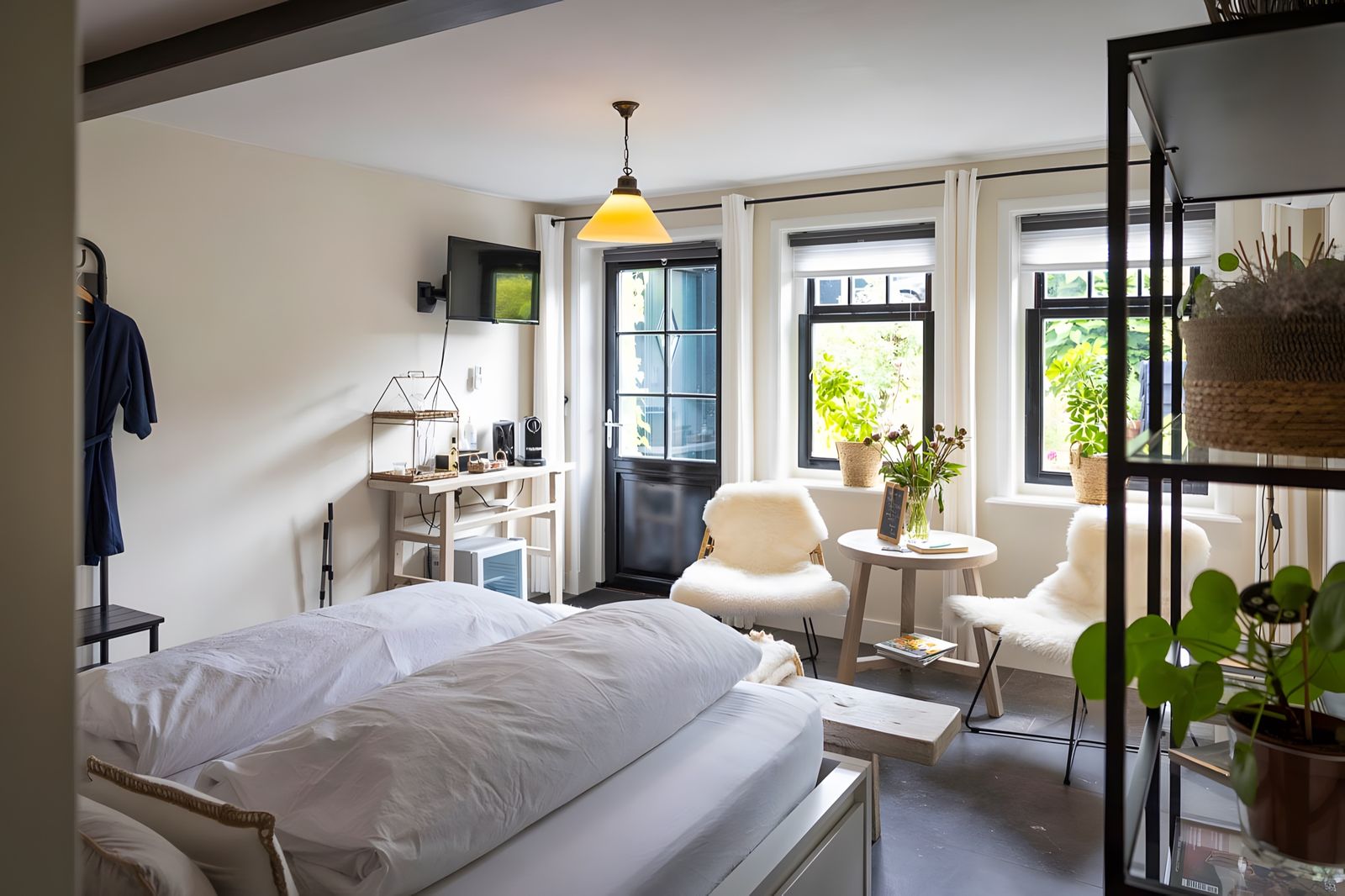 De kamer met openslaande deuren
