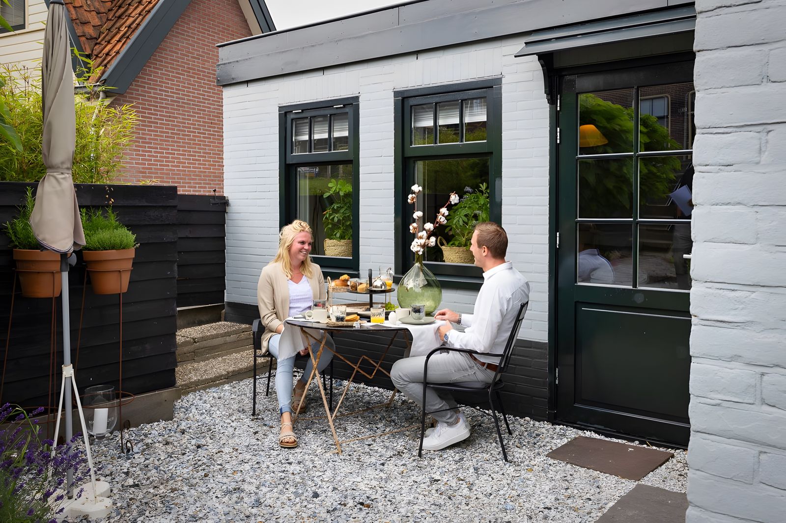 Ontbijt buiten voor de deur