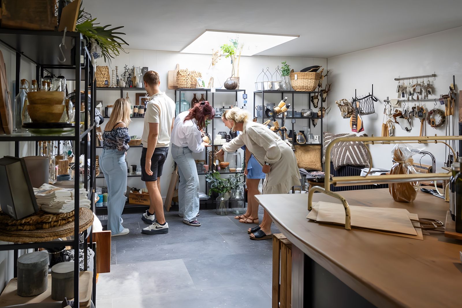De winkel van Anita, met stellingkasten vol kook- en woonaccessoires