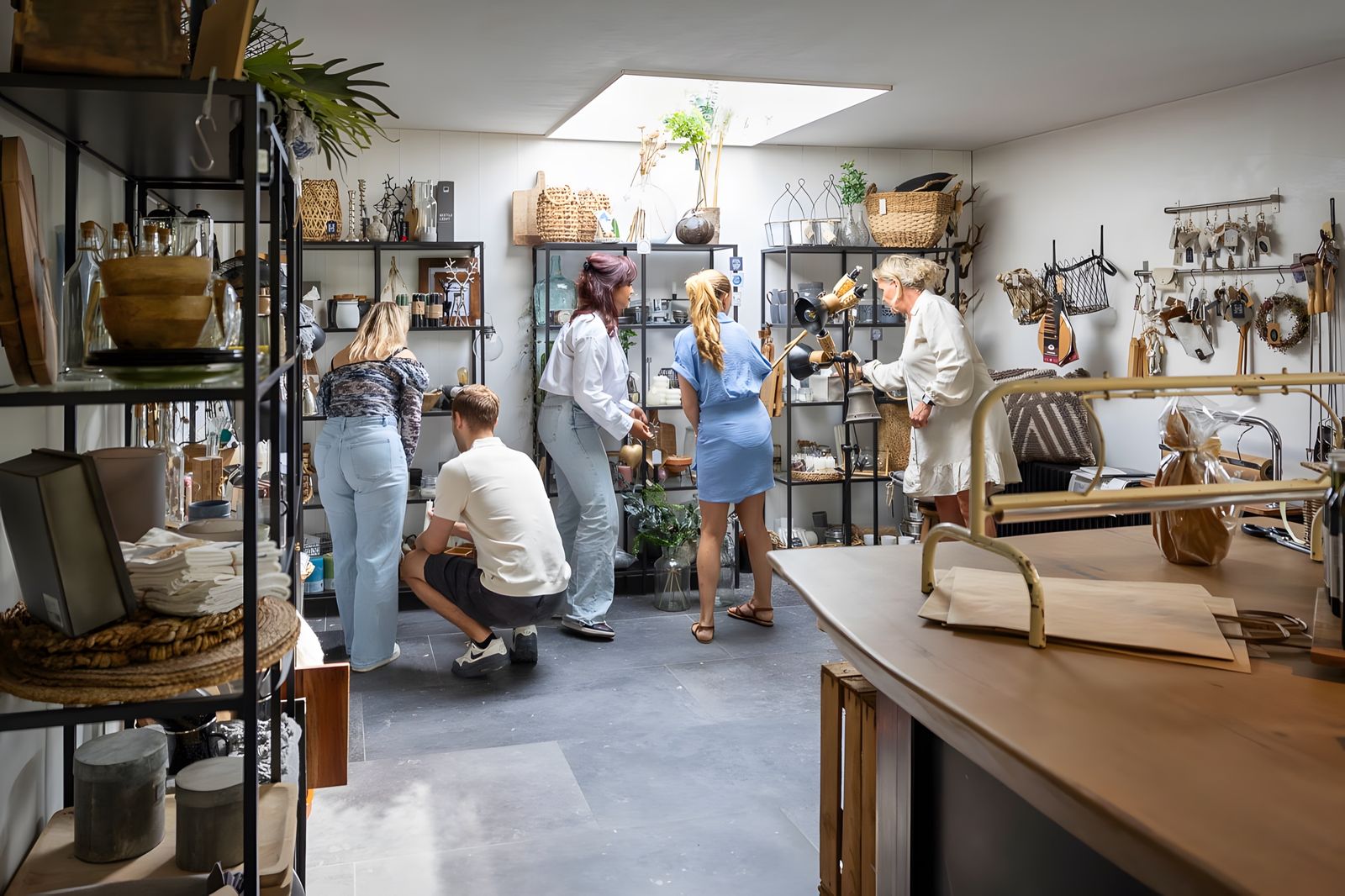 Bezoekers in de winkel tussen de stellingkasten