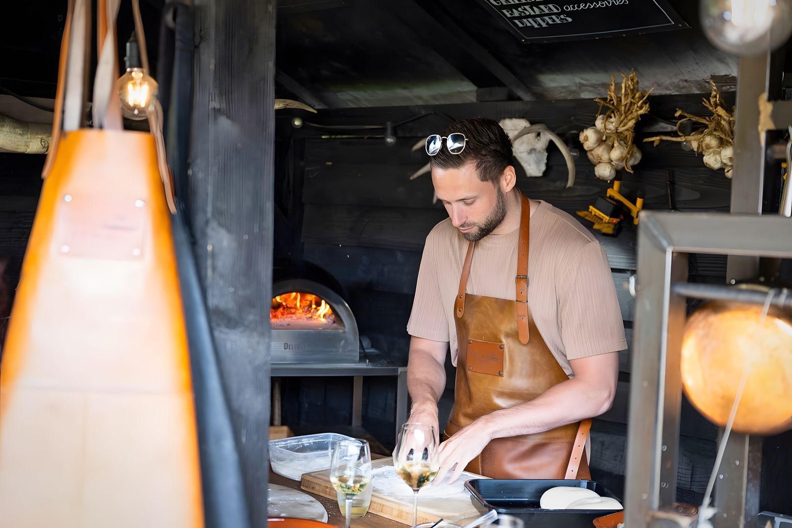 Pizza bakken bij de oven