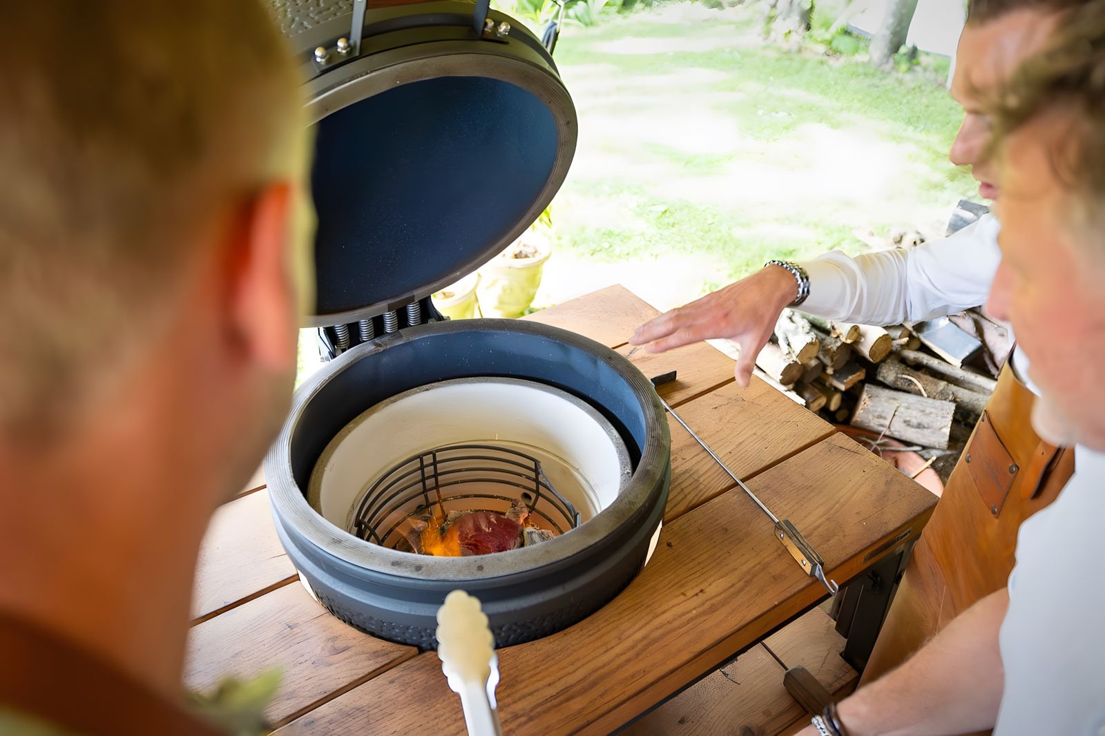 Kamado met gloeiende kolen