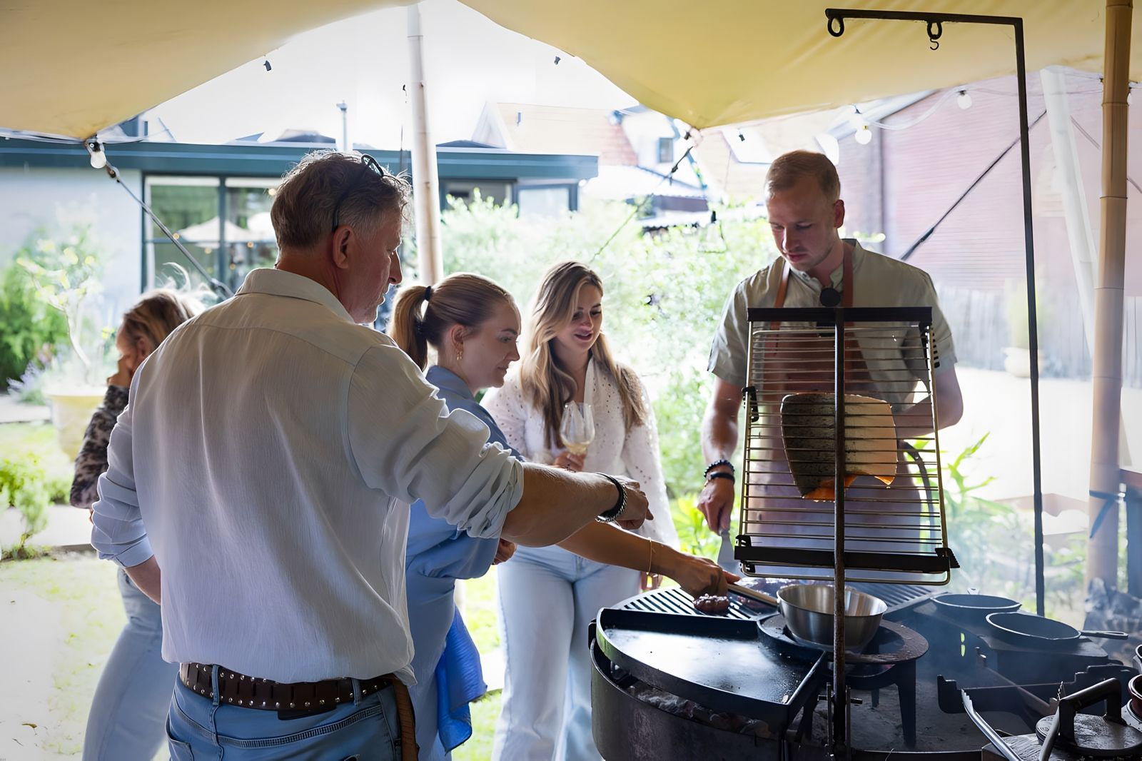 Gasten rond de grill
