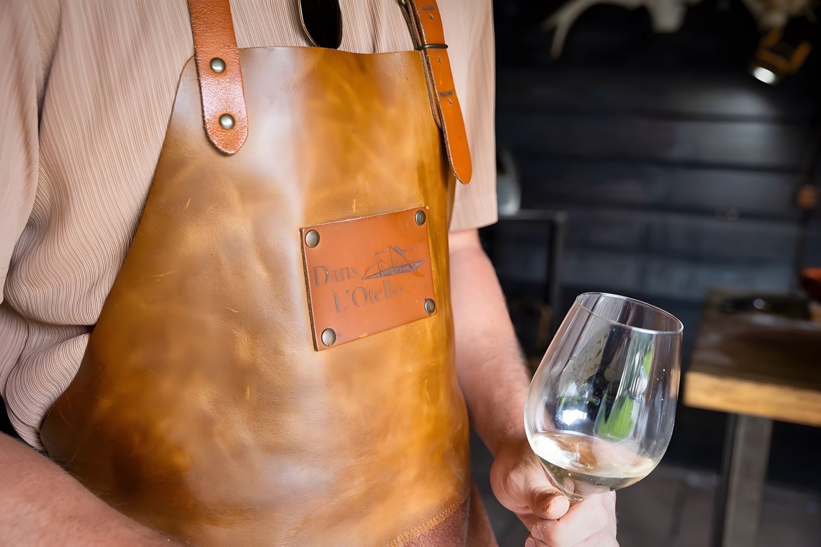 Leren schort en een glas wijn