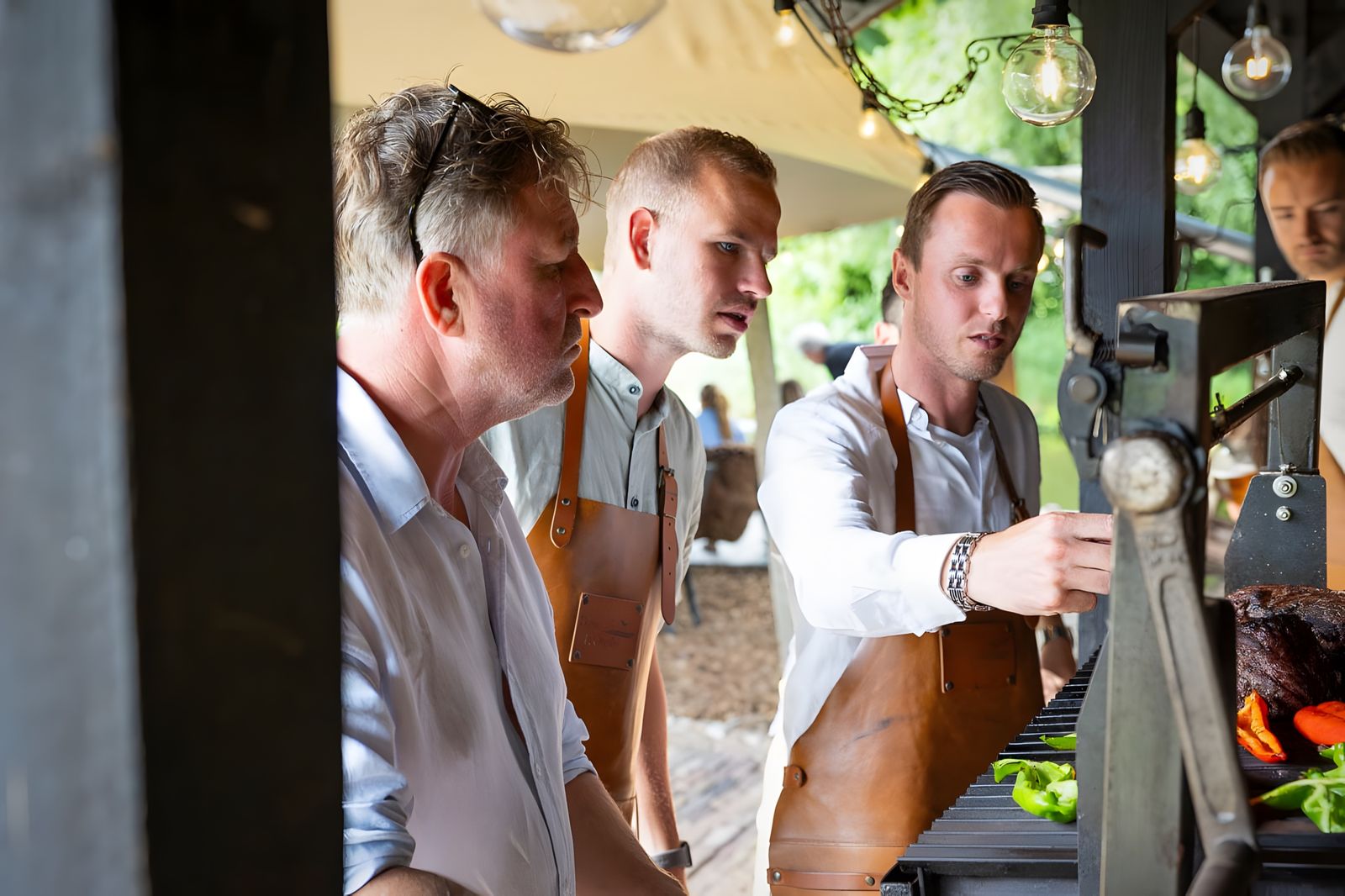 Samen aan het werk bij de grill