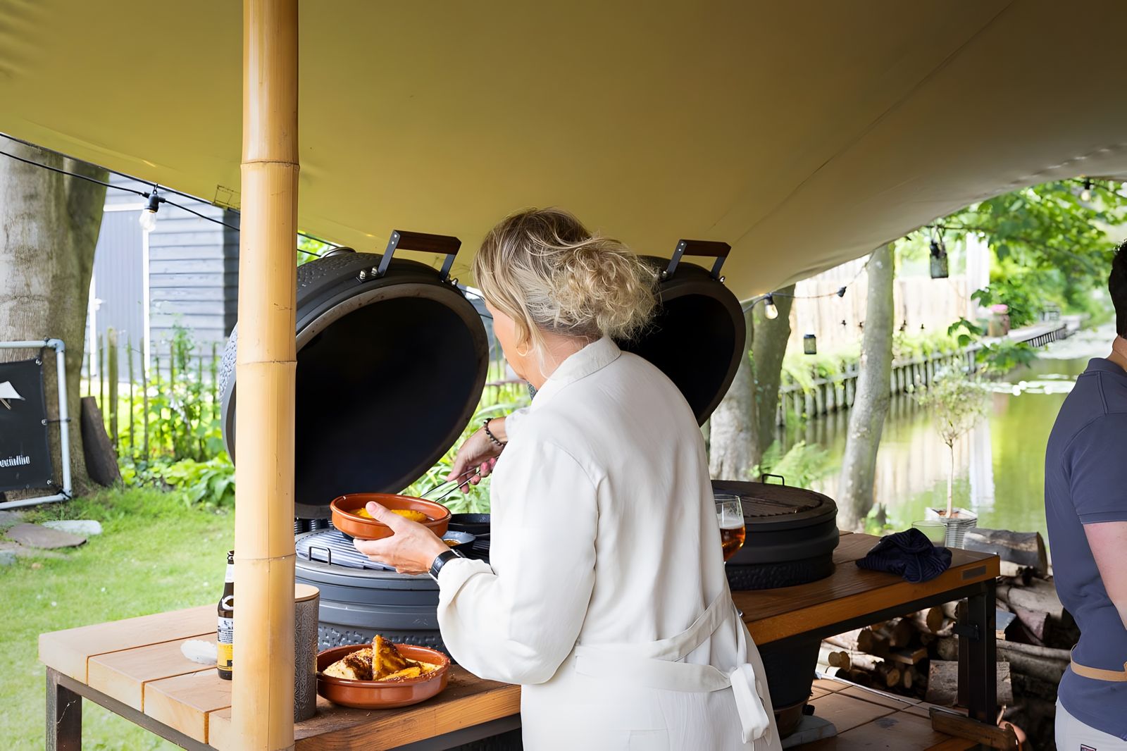 Aan de kamado in de tuin