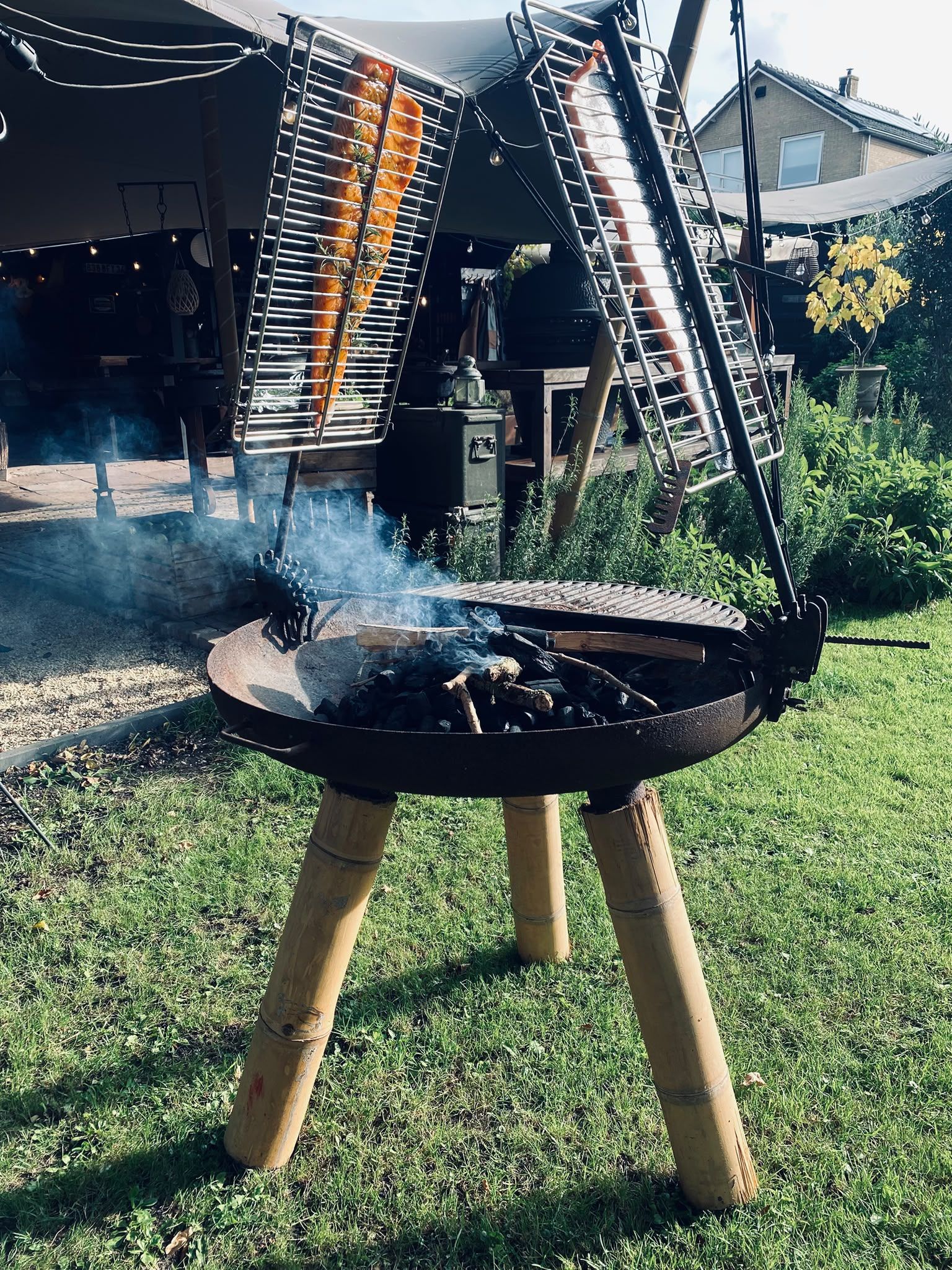 Zalm in grillmanden boven de vuurschaal in de tuin