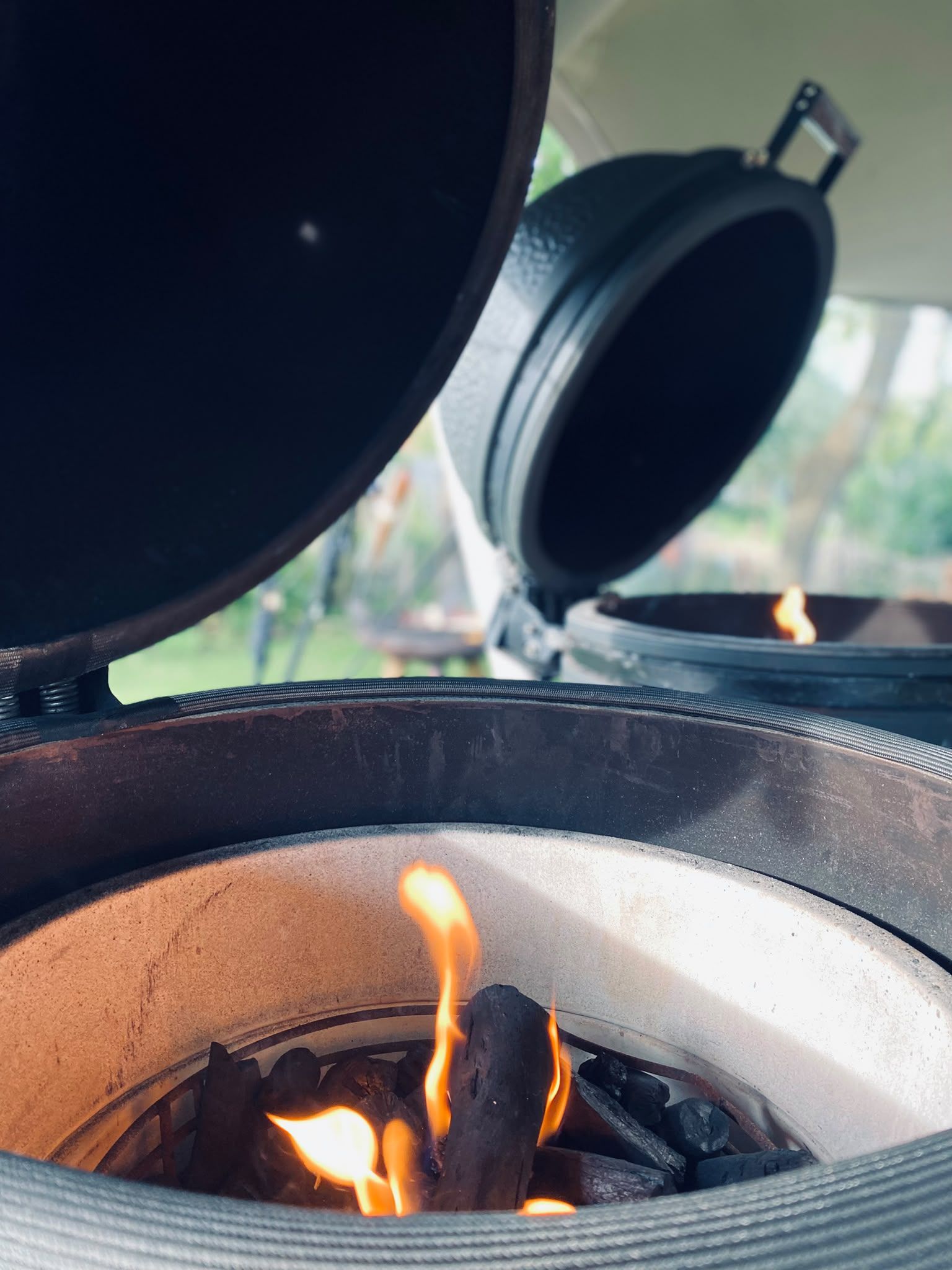Vuur in de kamado, de deksel open