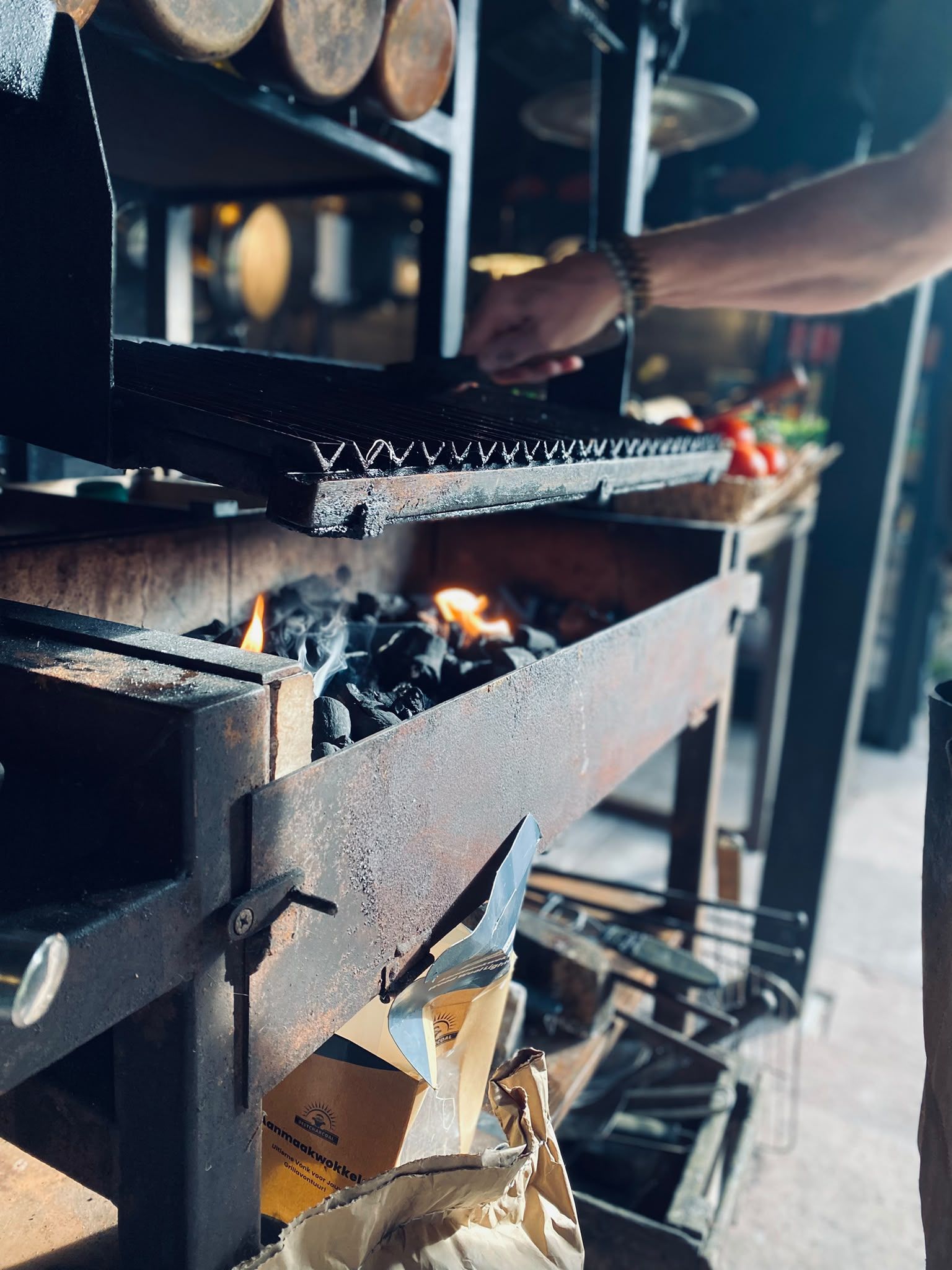Gloeiende kolen onder het rooster van de grill